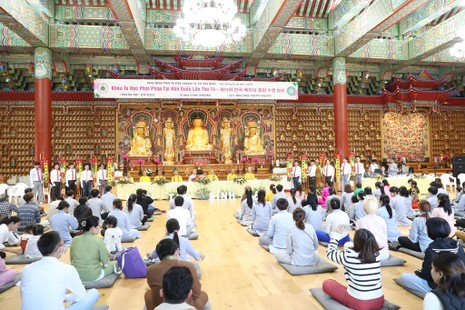 Hơn 500 người Việt Nam đang sinh sống và làm việc tại Hàn Quốc về chùa Hải Tinh (TP.Gimhae) tham dự khóa tu "Kiến tạo bình an"