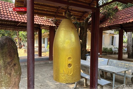Chuông chùa từ vỏ bom, hình ảnh đầy suy nghiệm về chiến tranh và hòa bình - Ảnh: L.Đ.L