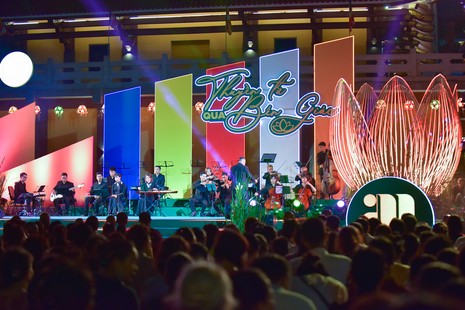 Chương trình hòa nhạc An Symphony "Thuyền từ qua bến giác" tại Việt Nam Quốc Tự tối 18-5 - Ảnh: Quảng Đạo