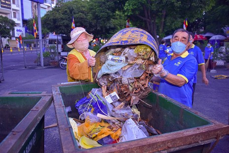 Hòa thượng Thích Duy Trấn cùng thành viên Câu lạc bộ Hành Trình Xanh - chùa Liên Hoa (Q.11) gom rác sau khi dọn dẹp trong khuôn viên Việt Nam Quốc Tự - Ảnh: Quảng Đạo/BGN