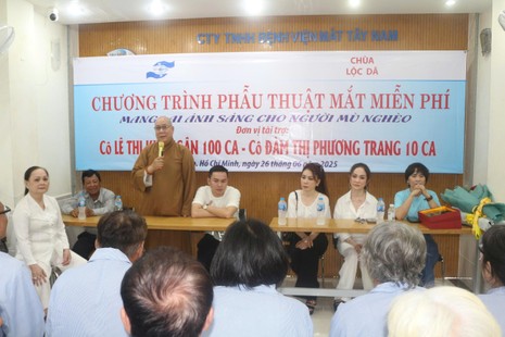 Thượng tọa Thích Trí Trường gửi lời chúc sức khỏe đến các bệnh nhân