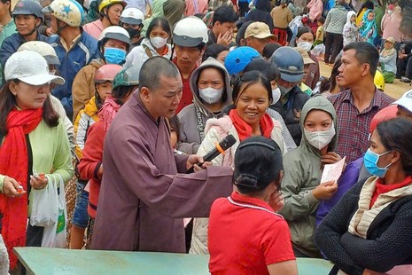 Đoàn thăm hỏi sức khỏe người dân tại P.Gia Bắc, tỉnh Lâm Đồng