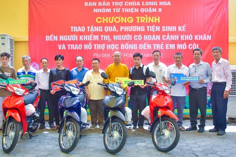 Hòa thượng Thích Huệ Công cùng các mạnh thường quân trao phương tiện sinh kế đến người dân khó khăn - Ảnh: Quảng Đạo/BGN