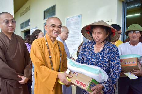 Trao quà đến bà con tại thôn Tân Mãi, xã Yên Thế, tỉnh Bắc Ninh - Ảnh: Quảng Đạo/BGN