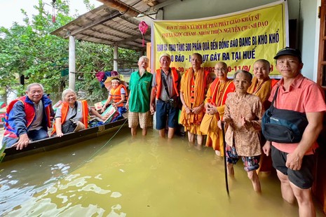 Đoàn tặng quà đến hộ dân đang bị ngập tại tổ dân phố Tứ Chánh, TP.Huế - Ảnh: Quảng Đạo/BGN