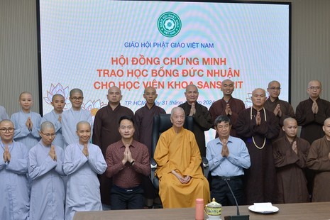 Đức Pháp chủ GHPGVN và chư tôn đức cùng quý Phật tử ngoại hộ trong đợt trao học bổng đến Tăng Ni sinh viên khoa Phật học Sanskrit thuộc Học viện Phật giáo VN tại TP.HCM - Ảnh: Bảo Toàn/BGN