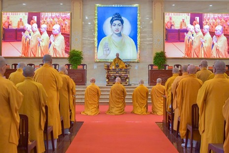 Hòa thượng Thích Lệ Trang và chư tôn đức thỉnh cầu Đức Pháp chủ GHPGVN giáo giới cho Tăng Ni - Ảnh: Quảng Đạo/BGN