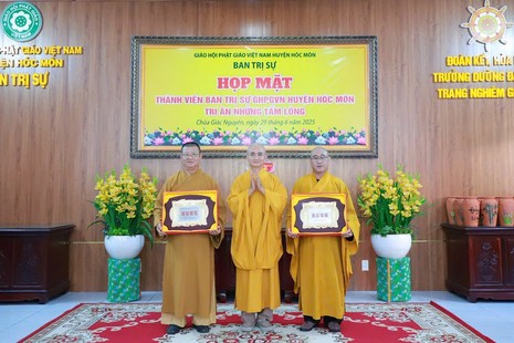 Tặng kỷ niệm chương tri ân đến chư tôn đức lãnh đạo Ban Trị sự GHPGVN H.Hóc Môn