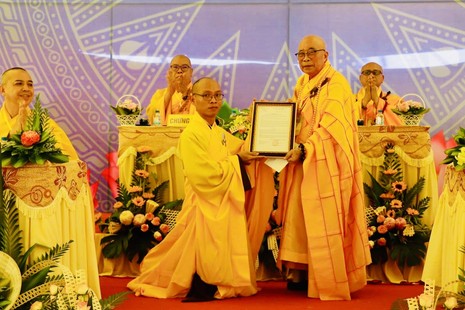 Hòa thượng Thích Thiện Tấn trao quyết định bổ nhiệm trụ trì chùa Hải Lộc đến Đại đức Thích Nguyên Đại