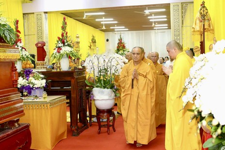 Chư tôn đức hữu nhiễu kim quan tiễn biệt Thượng tọa Thích Quảng Tánh