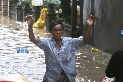 Bão, lũ lụt đã khiến nhiều người tử vong, mất mát và thiệt hại nặng nề, ảnh hưởng đến đời sống các tỉnh miền Trung vốn đã khó khăn lại chồng thêm khó khăn
