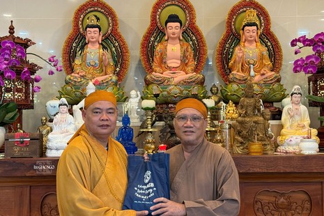 Thượng tọa Thích Thanh Phong tiếp nhận 600 triệu đồng từ Anh hùng lao động Hoàng Đức Thảo - người được cố Trưởng lão Hòa thượng Thích Trí Tịnh giao phó việc tạm giữ dùng cho các thiện sự
