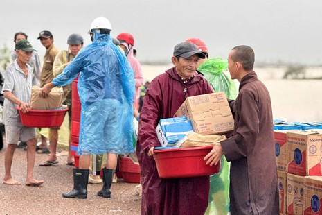 Đại đức Thích Minh Tồn trao quà chia sẻ với bà con 