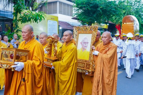 Môn đồ pháp quyến cung thỉnh di ảnh, linh mô, y bát, kim quan Trưởng lão Hòa thượng Thích Từ Thông về chùa Thanh Sơn (P.Long Bình) nhập bảo tháp