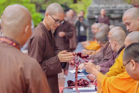 Giới tử nhận thẻ đeo trước khi nhập chúng tại điểm truyền giới chùa Minh Thành