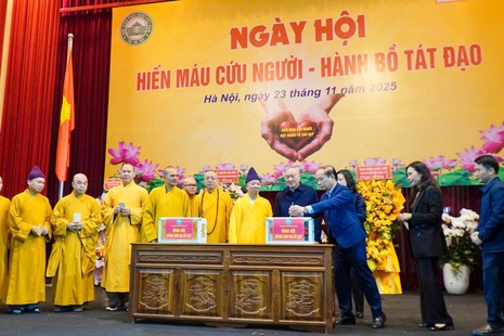 Chư tôn đức, đại biểu và Phật tử hiện diện tại ngày hội "Hiến máu cứu người - Hành Bồ-tát đạo" ủng hộ đồng bào miền Trung đang chịu ảnh hưởng nặng nề do bão lũ