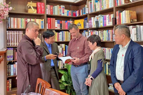 Ông Balogdhi Tibor, Đại sứ Hungary tại Việt Nam tham quan Thư viện Vinabudh thuộc chùa Tuệ Giác