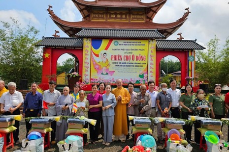 Ban Tổ chức trao quà đến những hộ khó khăn tại địa phương