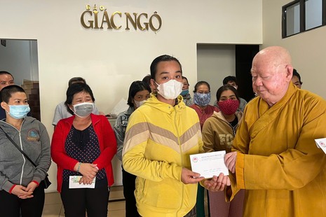 Hòa thượng Thích Duy Trấn trao tiền ủng hộ của bạn đọc đến bệnh nhân có hoàn cảnh khó khăn