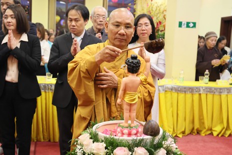 Cử hành nghi thức Tắm Phật truyền thống