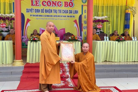 Thượng tọa Thích Trí Thọ trao quyết định bổ nhiệm trụ trì chùa Oai Linh đến Đại đức Thích Đức Phát
