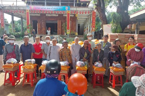 Đoàn từ thiện trao quà đến bà con dân tộc thiểu số, hộ nghèo tại TX.Bình Long và H.Hớn Quản