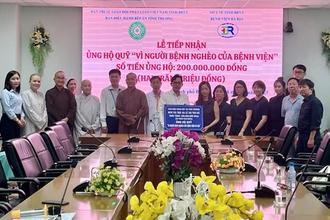 Chị Lê Thị Thu Hà trao 200 triệu đồng hỗ trợ cho bệnh nhân nghèo của Bệnh viện Bà Rịa
