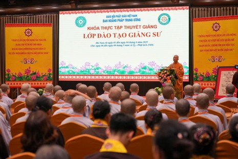 Thượng tọa Thích Chiếu Tuệ đạo từ tại Lễ khai mạc khóa thực tập thuyết giảng cho Tăng Ni