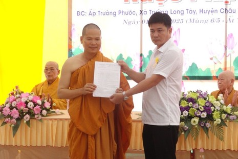 Ông Trần Văn Dũng trao quyết định thành lập điểm sinh hoạt tôn giáo tập trung Ngọc Phật đến Đại đức Thích Minh Tiến