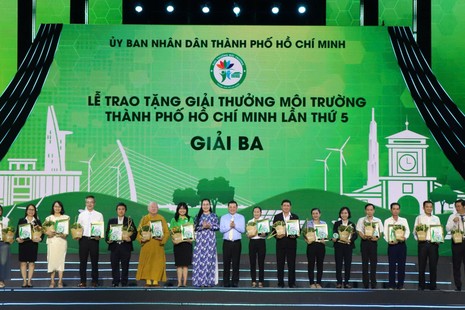 Hòa thượng Thích Duy Trấn, đại diện Câu lạc bộ Hành Trình Xanh nhận Giải ba Môi trường TP.HCM - Ảnh: MTTTQVN TP