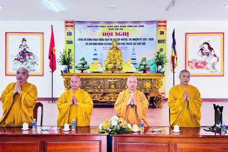 Chư tôn đức tham dự hội nghị công bố dừng hoạt động 13 Ban Trị sự Phật giáo cấp huyện