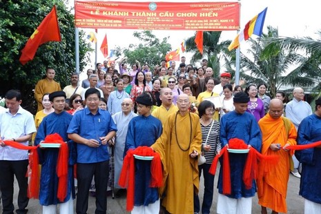 Cắt băng khánh thành cầu bê-tông Chơn Hiển tại xã Vĩnh Bình