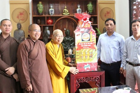 Lãnh đạo Sở Dân tộc và Tôn giáo tỉnh chúc mừng Ban Trị sự tỉnh Quảng Ngãi sau kiện toàn nhân sự Ban Trị sự