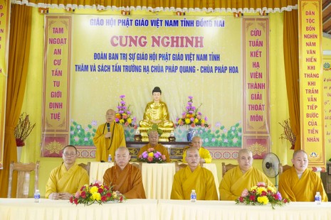 Thượng tọa Thích Huệ Khai, sách tấn hành giả An cư kiết hạ tại chùa Pháp Quang, xã Định Quán