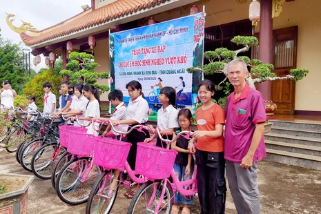 Đoàn tặng 10 chiếc xe đạp cho các em học sinh giỏi Trường Phổ thông dân tộc bán trú - Trung học Cơ sở Kon Braih
