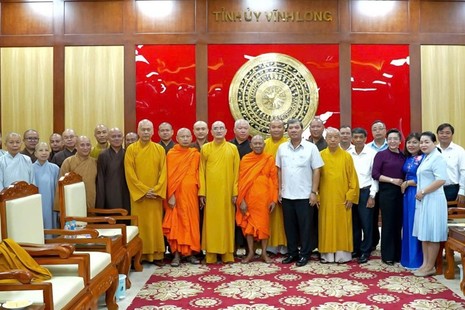 Phái đoàn Ban Trị sự tỉnh và lãnh đạo Tỉnh ủy, các cơ quan chụp ảnh lưu niệm