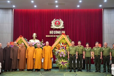Chư tôn đức Trung ương GHPGVN tặng hoa chúc mừng Ngày truyền thống Lực lượng Công an Nhân dân, tại Bộ Công An