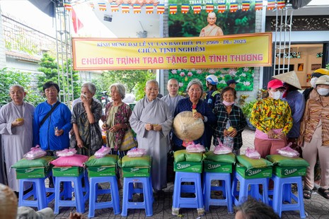 Ni trưởng Thích nữ Tịnh Nghiêm trao quà đến bà con P.Mỹ Tho nhân mùa Vu lan - Báo hiếu