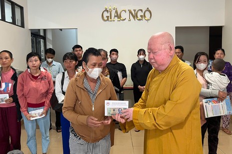 Hòa thượng Thích Duy Trấn thay mặt bạn đọc trao tiền ủng hộ đến các bệnh nhân nghèo
