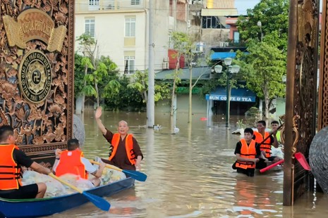 Chư tôn đức chùa Phù Liễn, tỉnh Thái Nguyên vận chuyển hàng hóa cứu trợ bà con vùng bão lũ