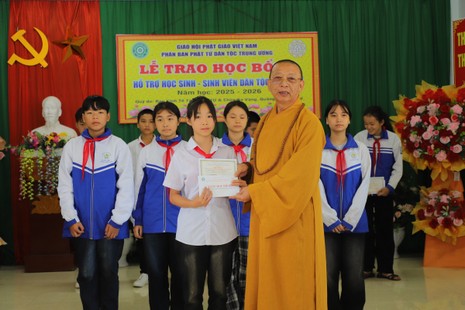 Thượng tọa Thích Quảng Tuấn trao học bổng cho học sinh người đồng bào dân tộc thiểu số