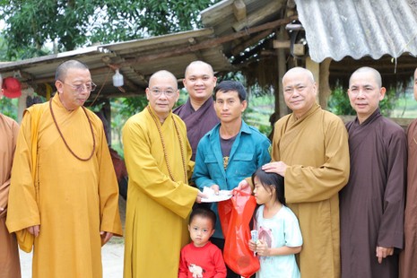 Chư tôn đức Phân ban Phật tử dân tộc T.Ư thăm và trao hỗ trợ đến gia đình đặc biệt khó khăn tại tỉnh Nghệ An