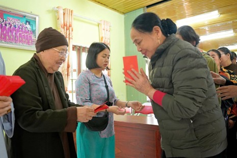 Ni trưởng Thích nữ Từ Nhẫn trao quà đến bà con bị ảnh hưởng bão lũ tại xã Tuấn Sơn