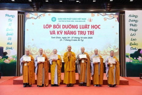 Thượng tọa Thích Minh Quang trao Giấy chứng nhận tham gia khóa học đến chư Ni