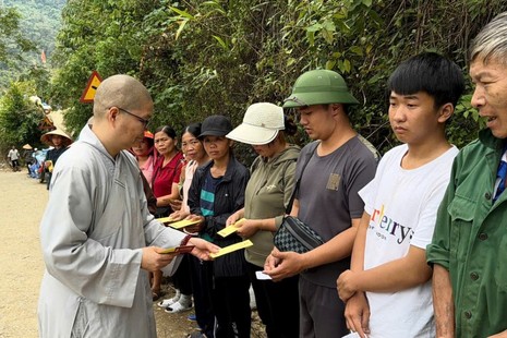 Ni sư Thích nữ Huệ Đức trao hỗ trợ đến bà con vùng bão lũ