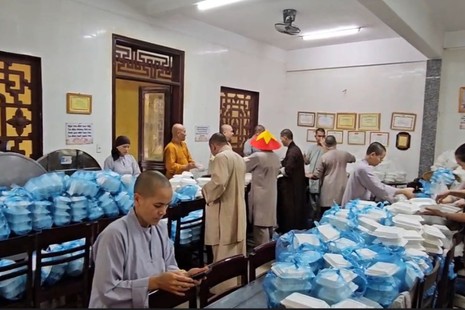 Chùa Quang Minh, P.Thủy Xuân, TP.Huế chuẩn bị hàng chục ngàn suất cơm chay cứu trợ bà con
