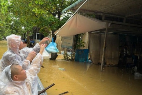 Chư Tăng trao những suất cơm đến cho người dân bị cô lập do nước lũ dâng cao tại TP.Huế