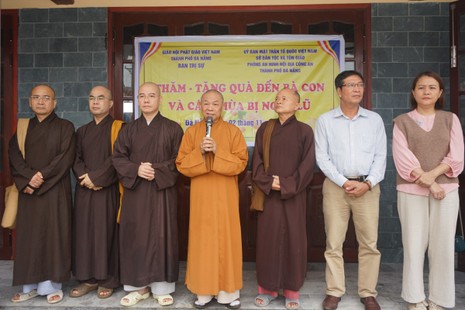 Hòa thượng Thích Từ Nghiêm thăm hỏi đến bà con trong vùng bão lụt tại Hội An