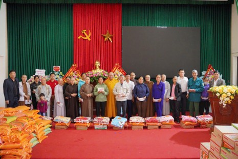Đoàn từ thiện của Tăng Ni và Phật tử tỉnh Đồng Nai hướng về đồng bào vùng bão lũ tỉnh Thanh Hóa