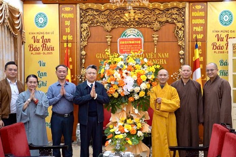 Ông Phan Vũ tặng hoa chúc mừng chư tôn đức lãnh đạo GHPGVN nhân Kỷ niệm 44 năm thành lập GHPGVN